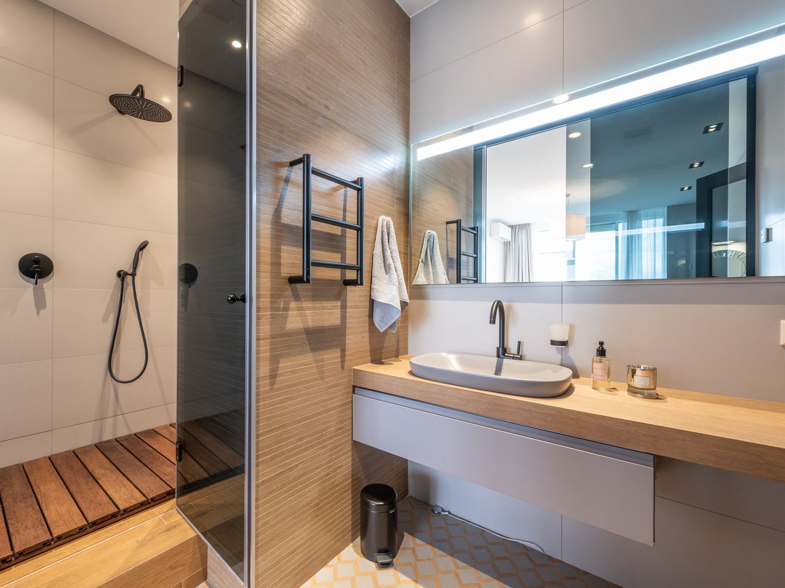 Salle d'eau avec douche à l'italienne et plan vasque en bois