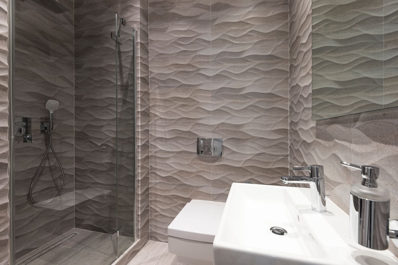 Douche à l'italienne et vasque dans une salle d'eau carrelée