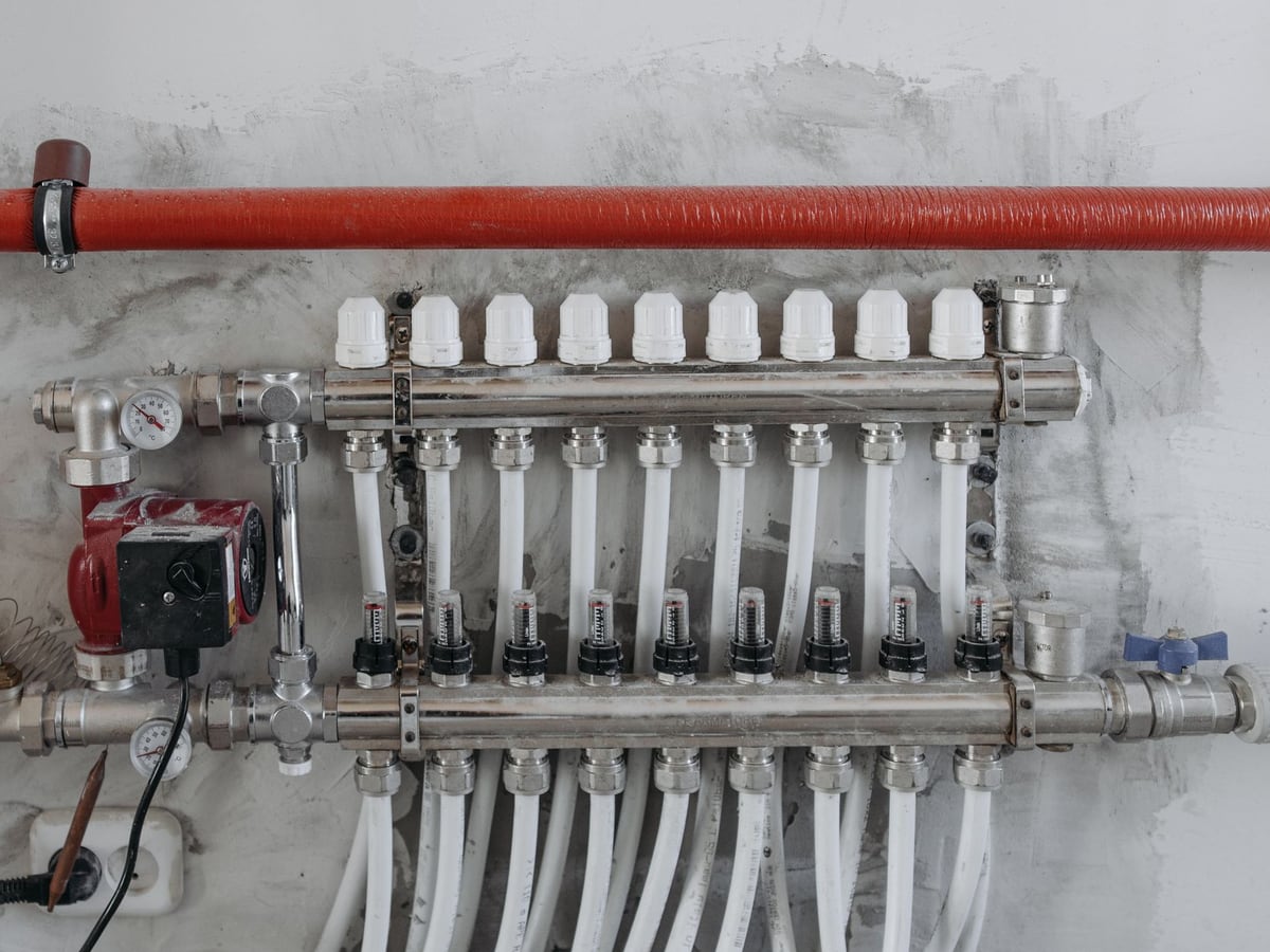 Collecteur de plancher chauffant avec débitmètres et tuyaux alignés